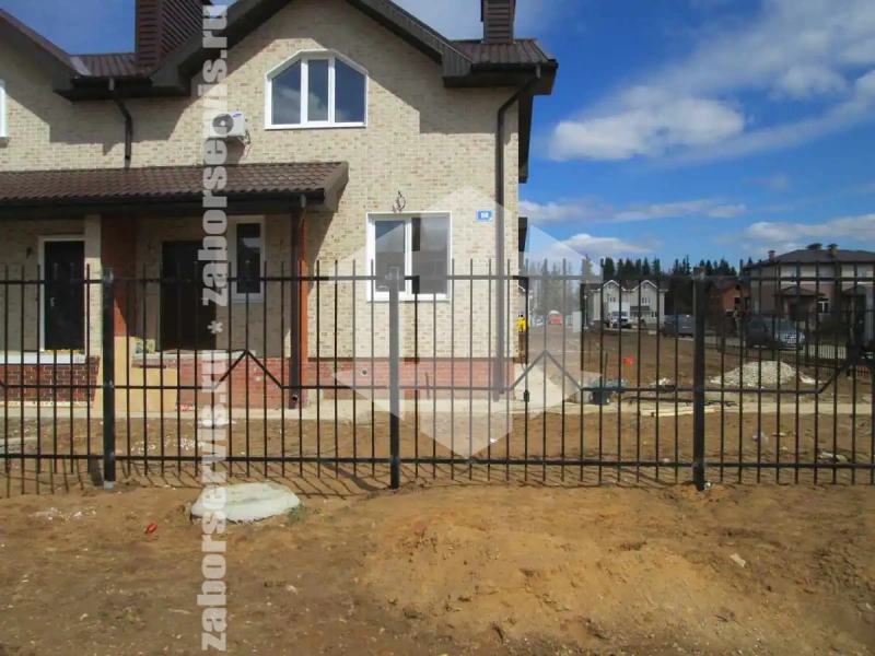 Сварной забор из профильной трубы 70 метров