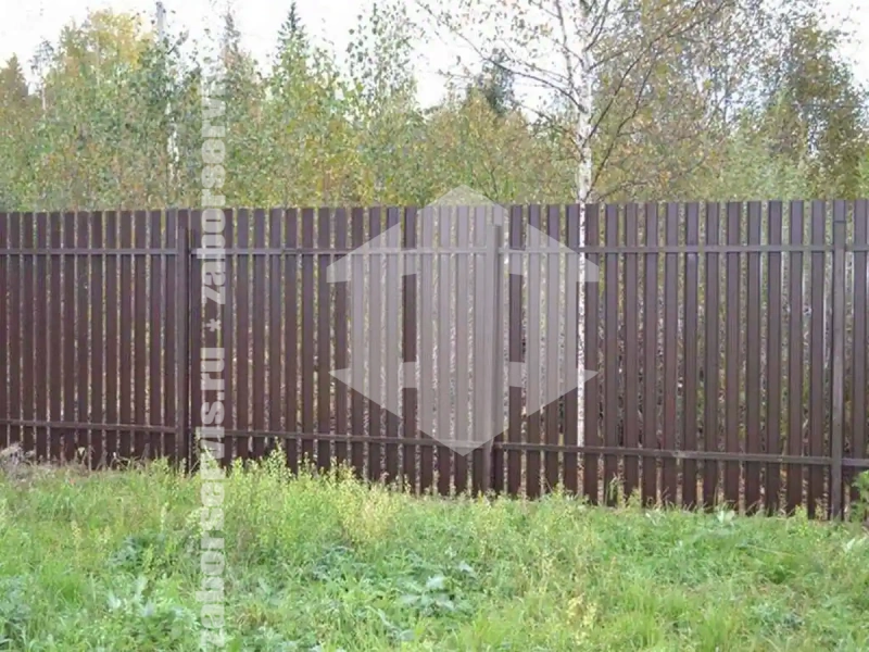 Забор из металлического штакетника коричневый 98 метров