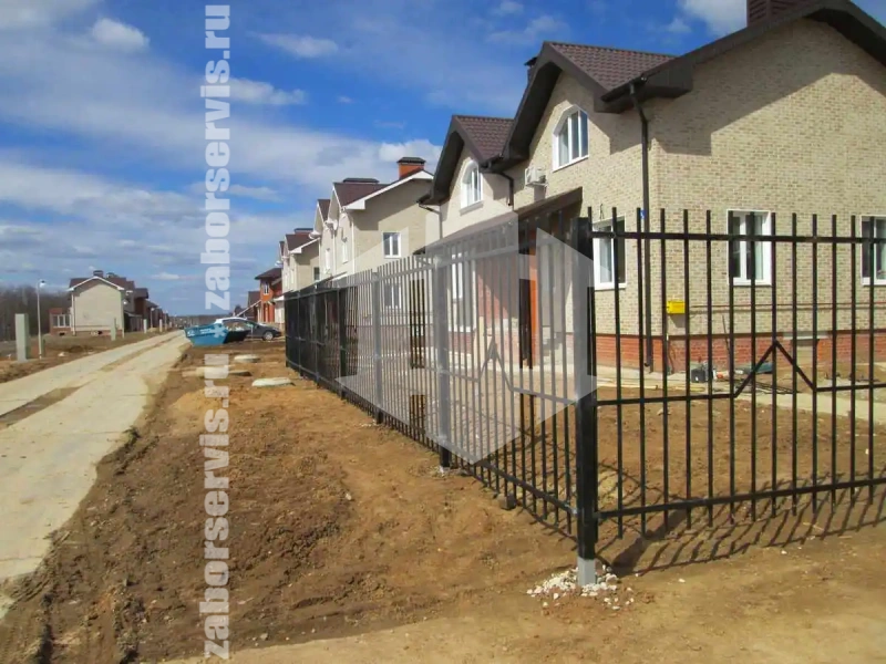 Сварной забор из профильной трубы 70 метров