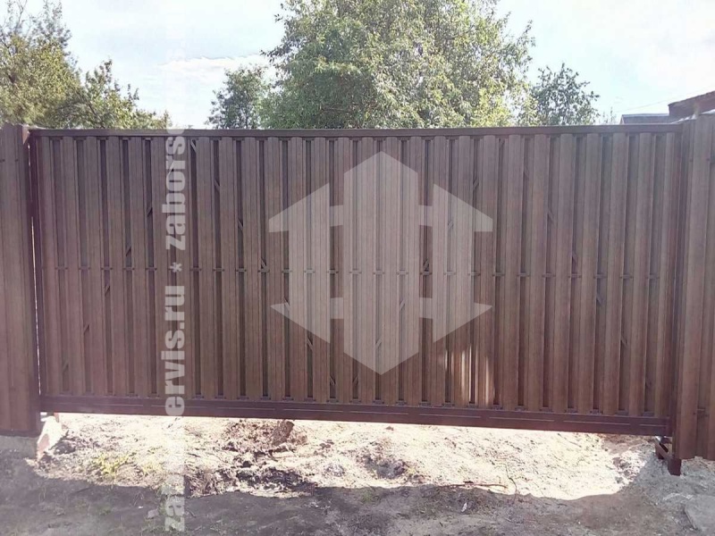 Забор из металлического штакетника под дерево 32 метра