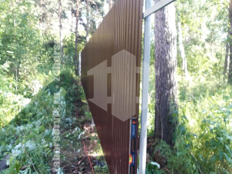 Забор из профнастила с утрамбовкой щебнем 145 метров