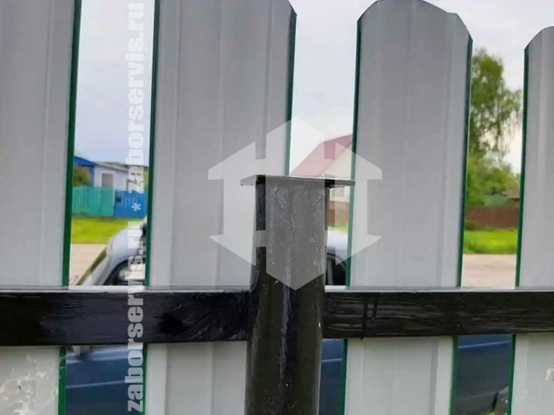 Забор из металлического штакетника с воротами 59 метров