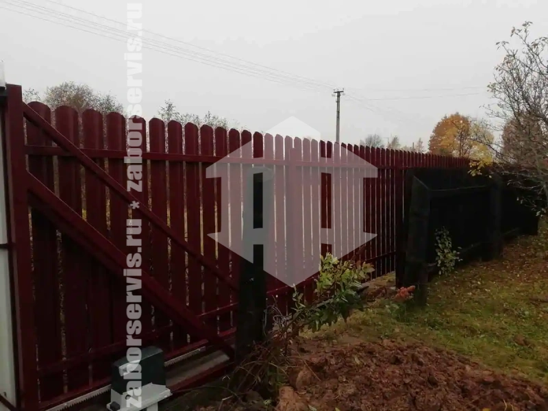 Забор из металлического штакетника с воротами 60 метров