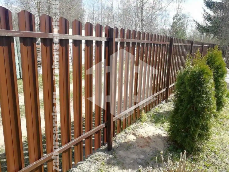 Забор из металлического штакетника 32 метра