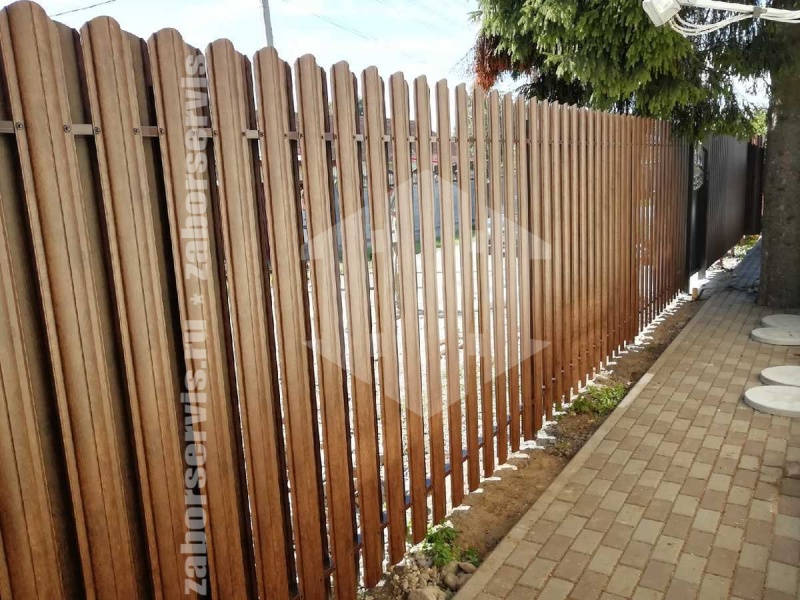 Забор из металлического штакетника под дерево 62 метра