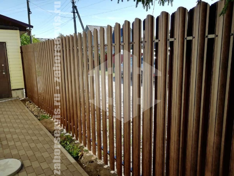 Забор из металлического штакетника под дерево 62 метра