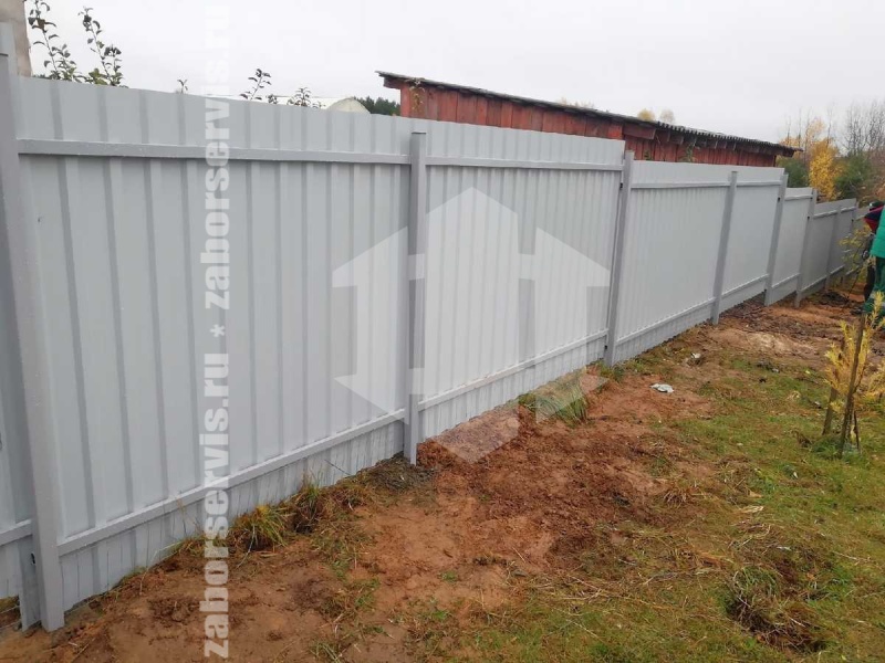 Забор из профнастила с забивными столбами белый 14 соток