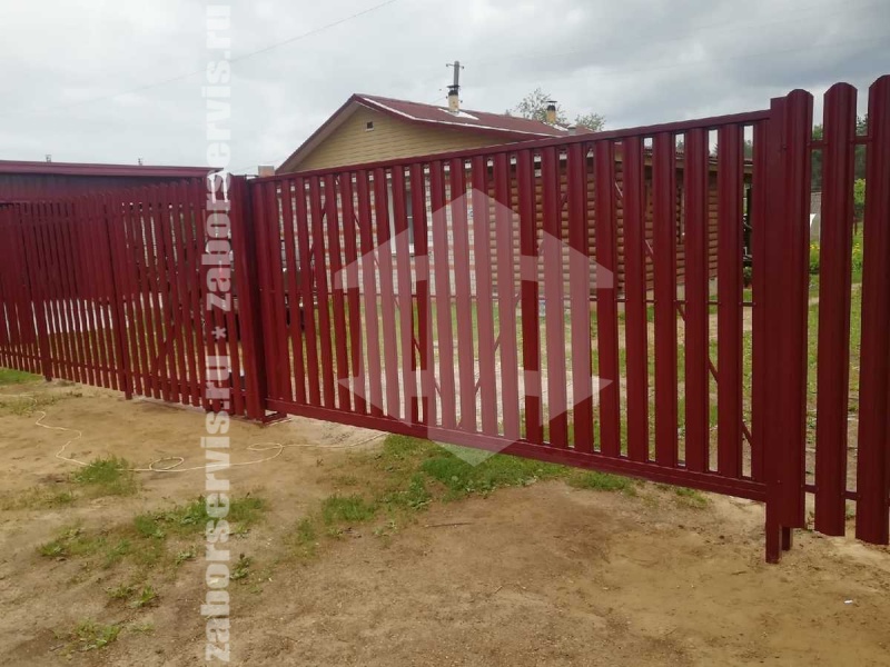 Забор из евроштакетника с забивными столбами 57 метров