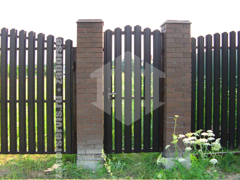 Забор из евроштакетника с утрамбовкой щебнем 122 метра