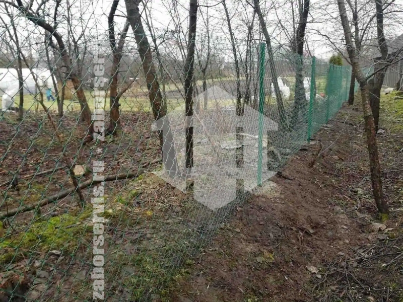 Забор из сетки рабицы с утрамбовкой столбов щебнем 50 метров