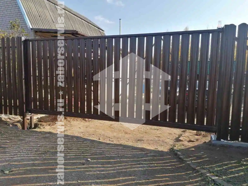 Забор из металлического штакетника с воротами 50 метров