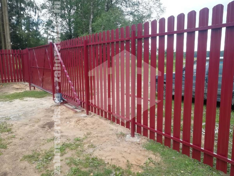 Забор из евроштакетника с забивными столбами 57 метров