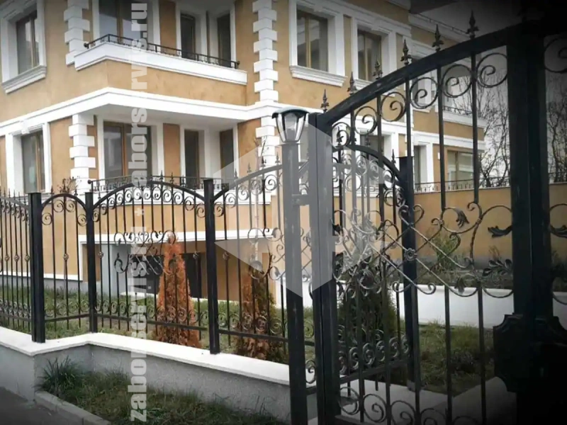 Кованый забор с распашными воротами 60 метров