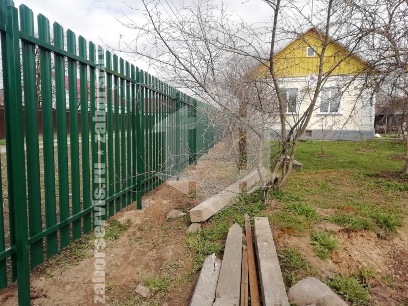 Забор из металлического штакетника зелёный 38 метров