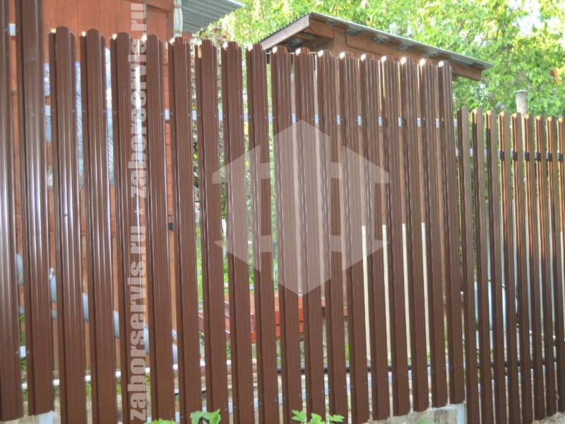 Забор из евроштакетника с утрамбовкой щебнем 66 метров