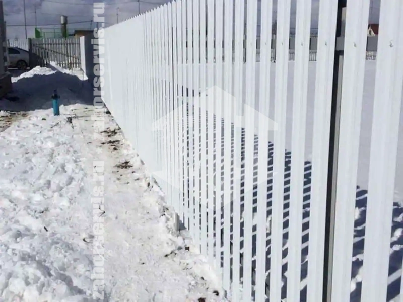 Забор из металлического штакетника белый 53 метра