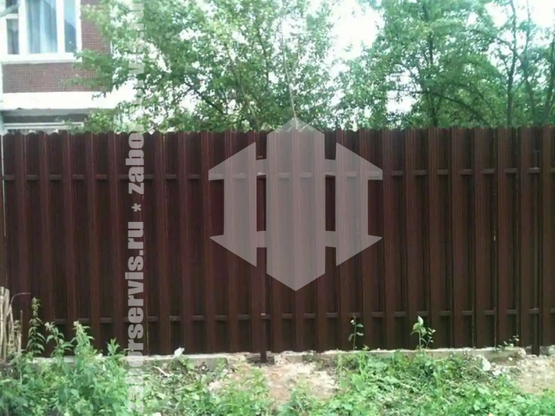 Заборы из металлического штакетника шахматка 76 метров