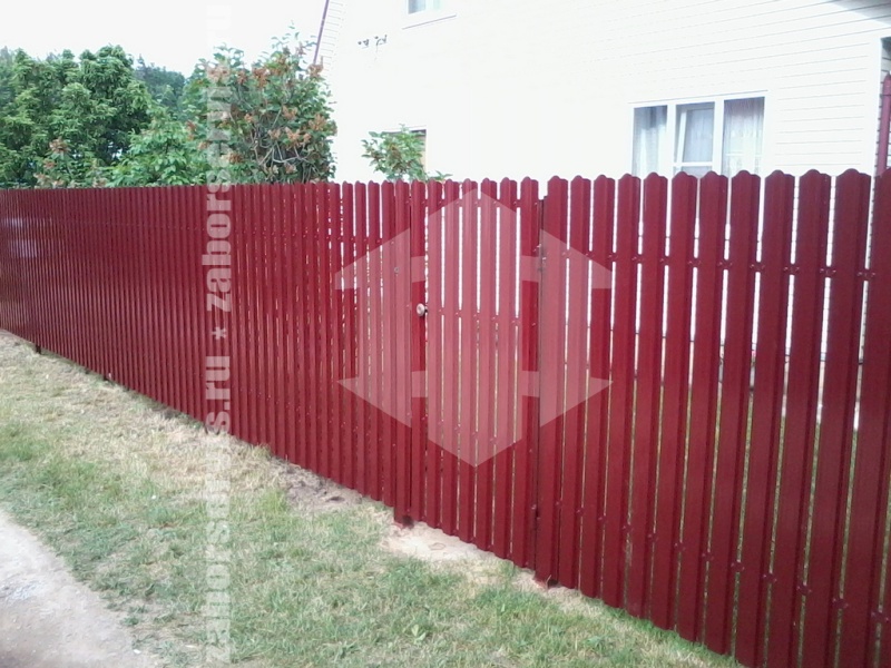 Забор из евроштакетника с забивными столбами 65 метров