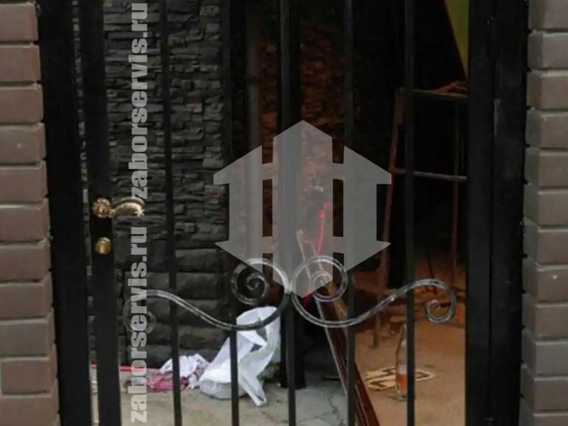 Кованый забор с кирпичными столбами 40 метров