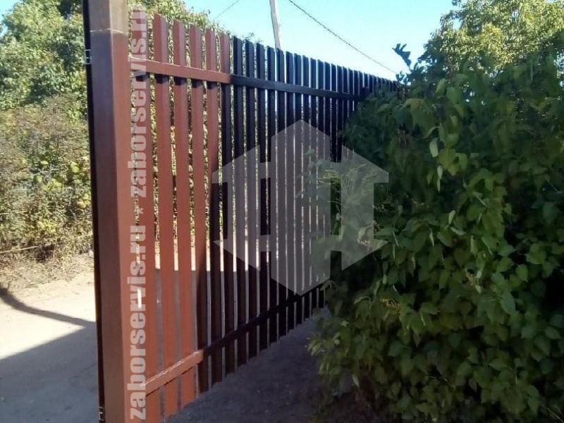 Забор из евроштакетника с утрамбовкой щебнем 36 метров