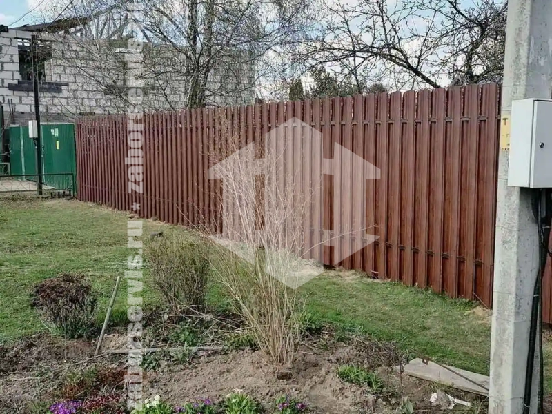 Заборы из металлического штакетника шахматка 44 метра