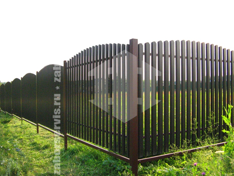 Забор из евроштакетника с утрамбовкой щебнем 122 метра