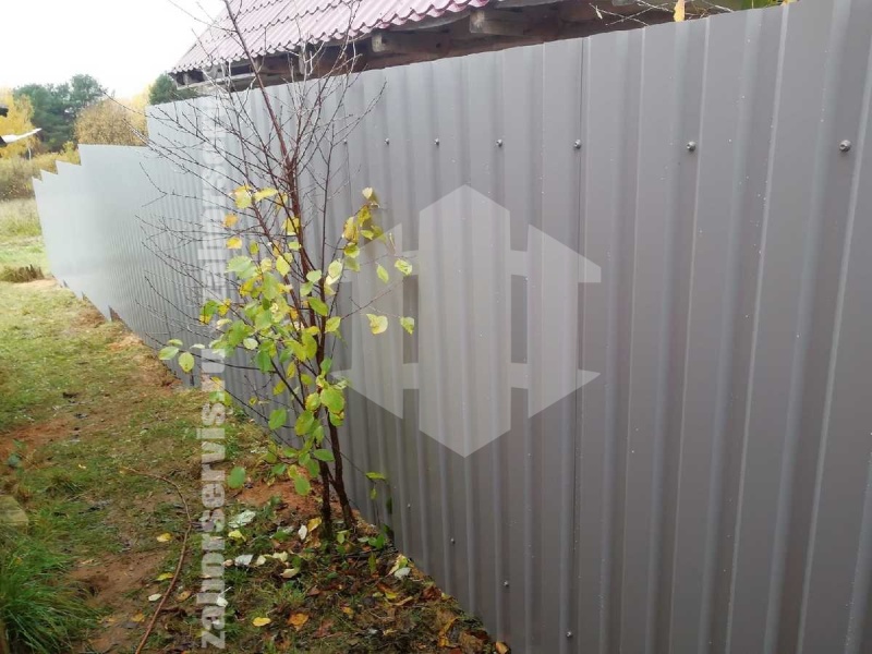 Забор из профнастила с забивными столбами белый 14 соток