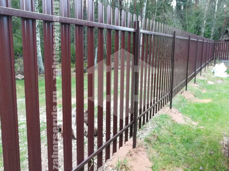 Забор из евроштакетника с утрамбовкой щебнем 48 метров