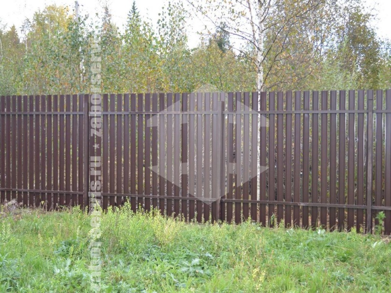Забор из евроштакетника с утрамбовкой щебнем 84 метра