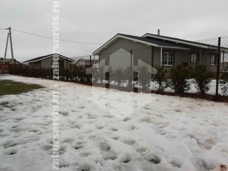 Забор из сетки рабицы в натяг с протяжкой арматуры 8 соток