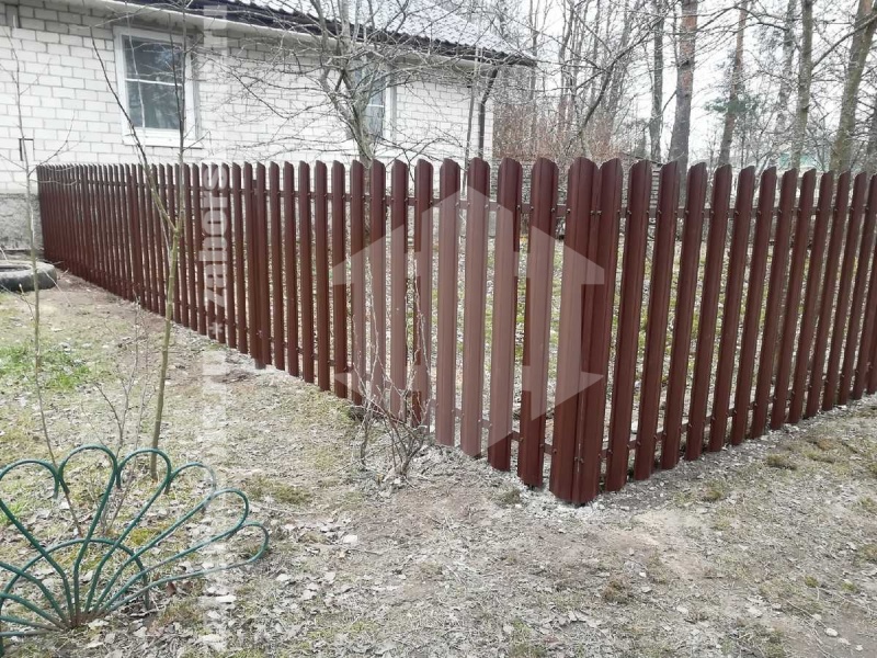 Забор из металлического штакетника коричневый 26 метров