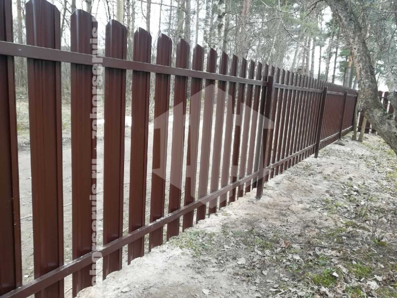 Забор из металлического штакетника коричневый 26 метров