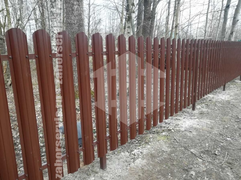 Забор из металлического штакетника коричневый 26 метров