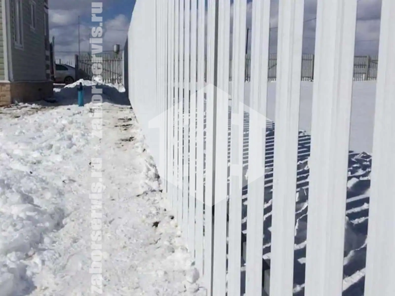 Забор из металлического штакетника оцинкованный 85 метров